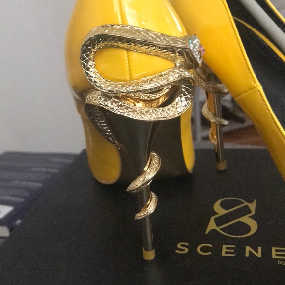 Yellow patent leather stilettos with snake - Picture 2 of 3